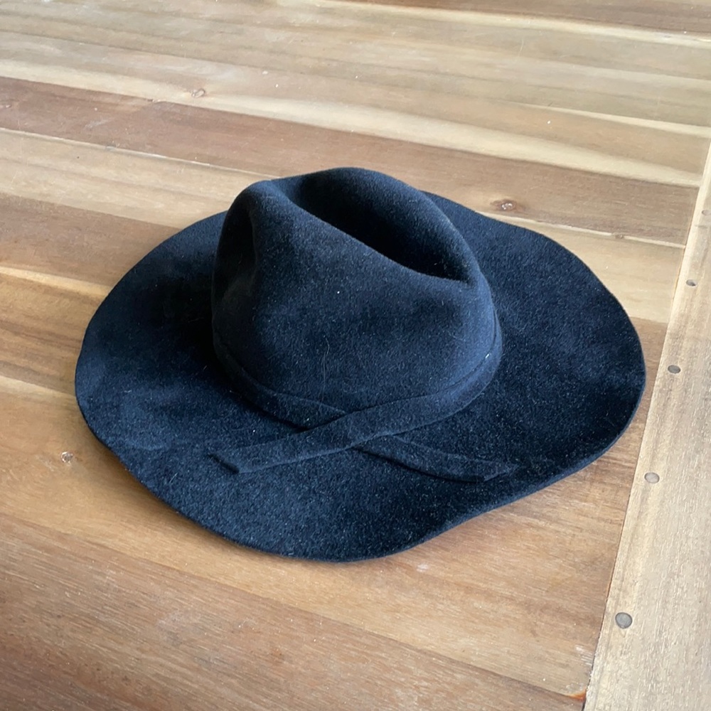 Liliput felt hat.